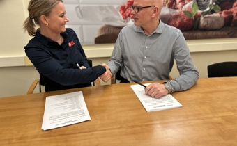 /media/am4mhn3l/dsm-mette-bisgaard-og-leif-wilson-skriver-under.jpg?rxy=0.41843971631205673,0.6018314681837044&width=340&height=210&v=1daf710493c31b0