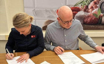 /media/md3puotf/dsm-mette-bisgaard-og-leif-wilson-skriver-under-2.jpg?rxy=0.4559343960030929,0.454241051514016&width=340&height=210&v=1db9971afb39e20