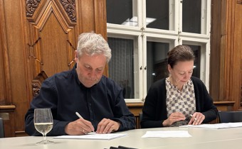 /media/vomldnbg/ok25-produktionsoverenskomsten-jim-jensen-og-marianne-baeksgaard.jpg?rxy=0.4559343960030929,0.454241051514016&width=340&height=210&v=1db9971afb39e20